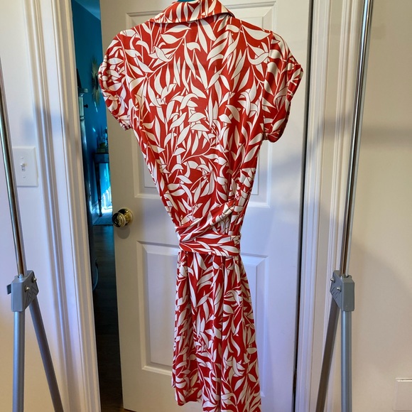 Diane Von Furstenberg classic wrap dress.  Red/white.  Size 6.  Like new. - Picture 3 of 4